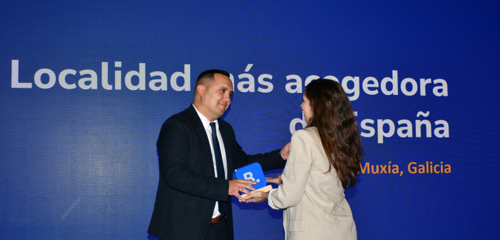 Muxía recoge el premio como la localidad más acogedora de España, según Booking.com