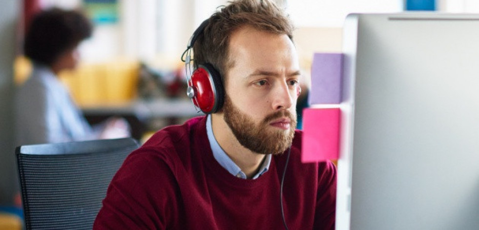¿Escuchar música en la oficina concentra o distrae?