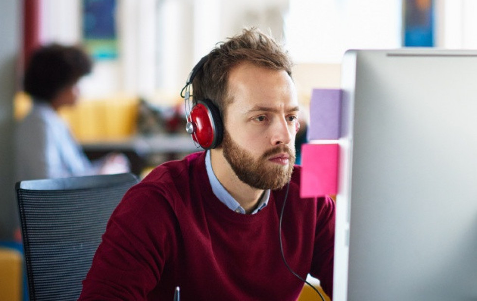 ¿Escuchar música en la oficina concentra o distrae?
