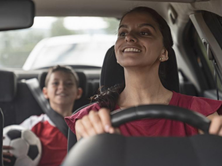 ¿Cuál es el asiento más seguro para los niños en el coche?