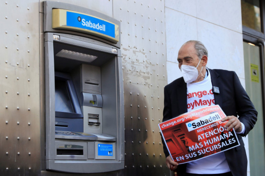 La banca mejora los horarios y la atención a los mayores ante el clamor popular