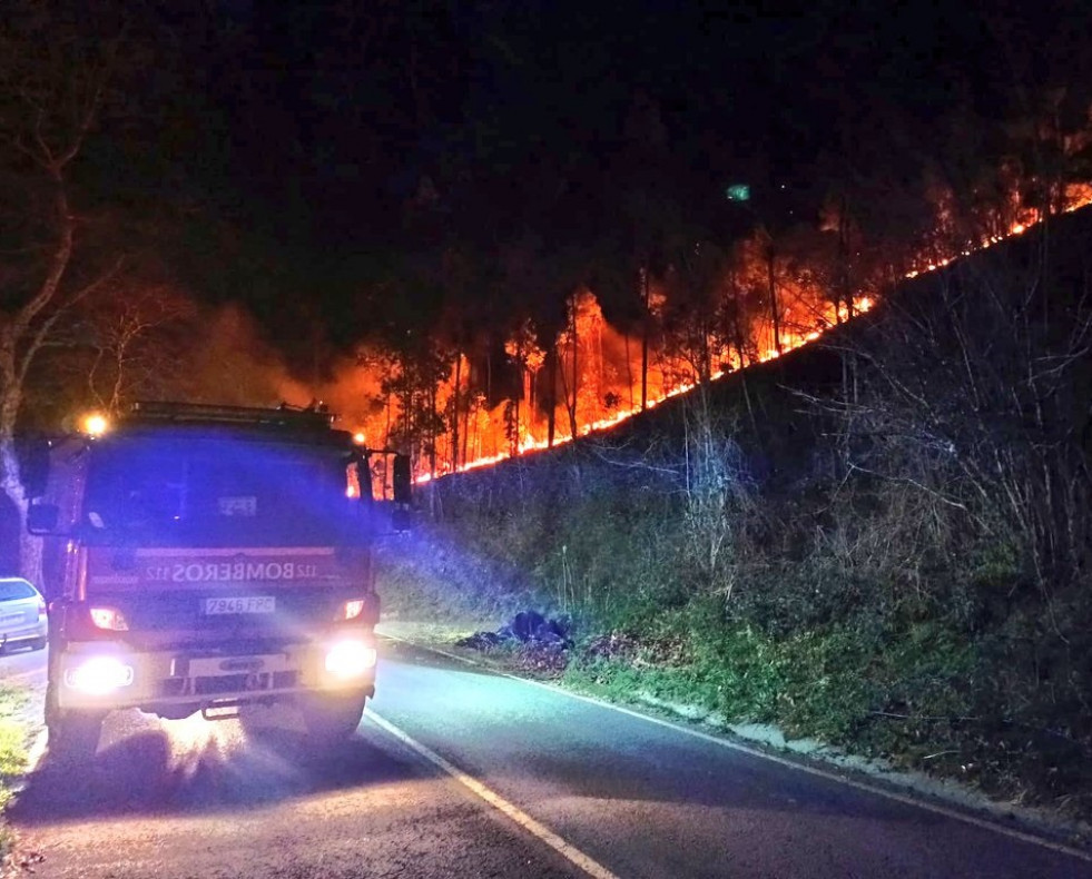 Extinción de un incendio forestal esta madrugada en Santa María de Cayón.