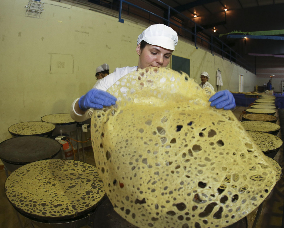 Elaboración de las típicas filloas á pedra de Zas