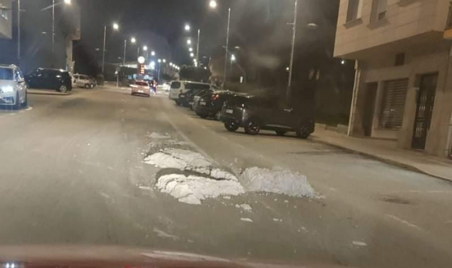 Un camión pierde parte de su carga de arena por las calles de Cerceda