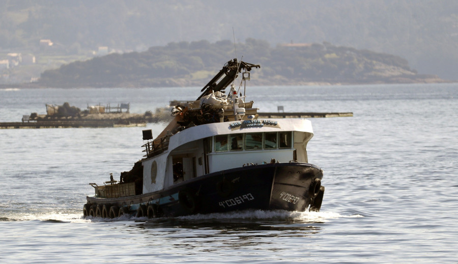 Salvamento remolca al puerto de Muros a un pesquero que quedó sin gobierno a nueve millas de Monte Louro