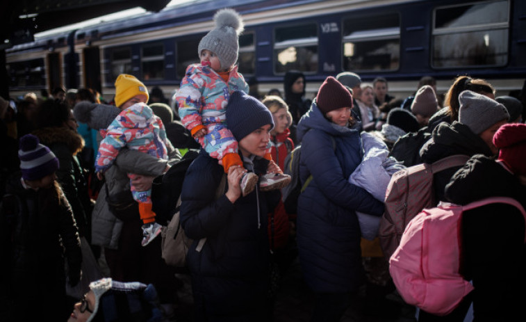 Acnur eleva a casi 900.000 el número de refugiados que han huido de Ucrania