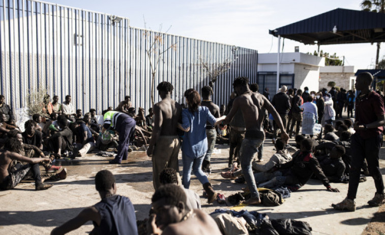 Decenas de inmigrantes entran a Melilla en una segunda madrugada de presión