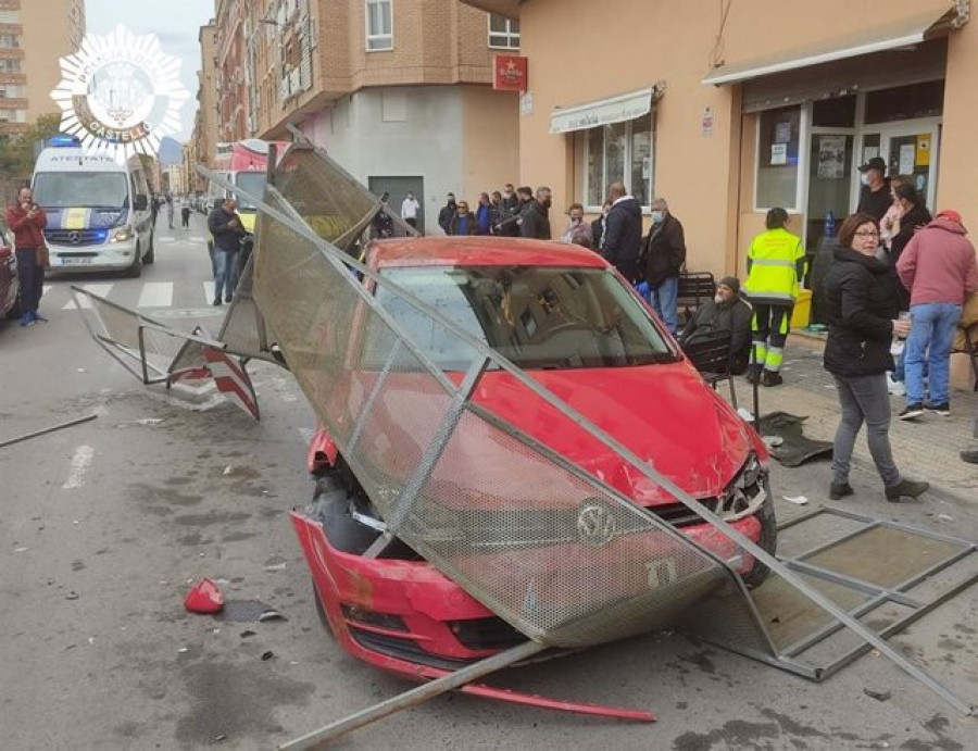 Un conductor pierde el control, arrolla una terraza y causa siete heridos