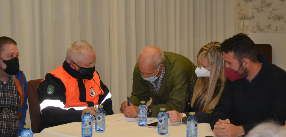 La promotora del parque eólico de A Ruña financia a una veintena de entidades vecinales
