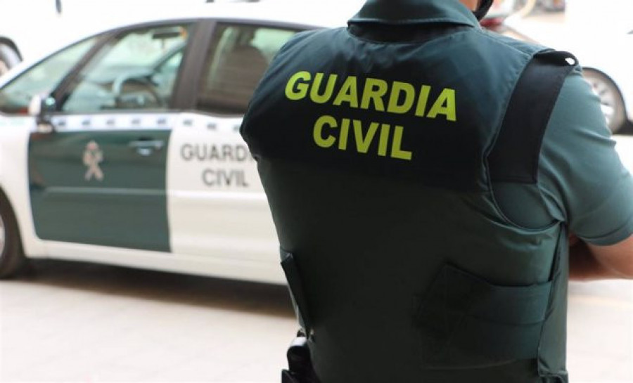 Detenido por vender por internet uniformes de la Guardia Civil y hacerse pasar por agente