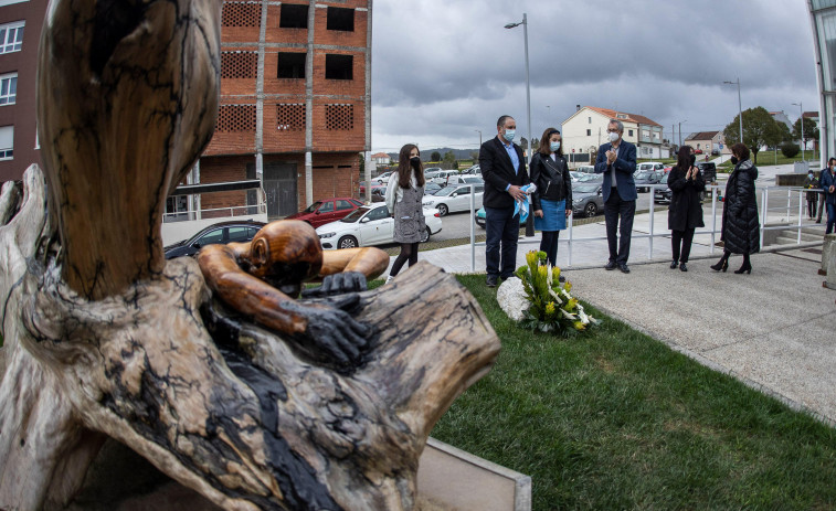 Carballo recuerda a las víctimas de la pandemia con un emotivo homenaje