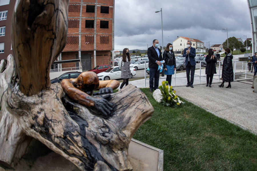 Carballo recuerda a las víctimas de la pandemia con un emotivo homenaje