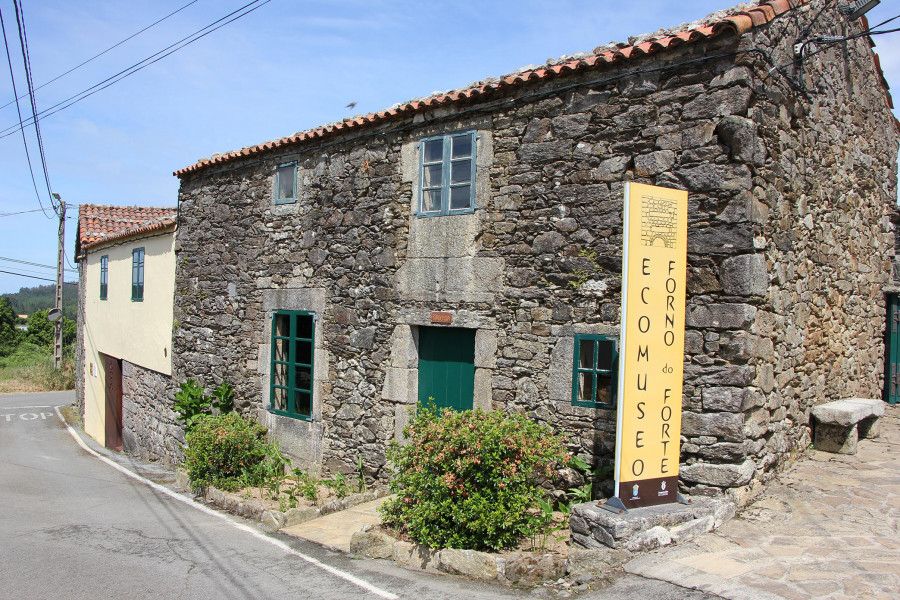 El Forno do Forte de Buño acoge la exposición de Xosé Vizoso