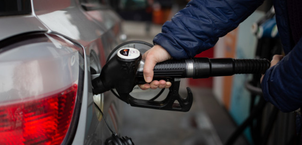 El precio de los carburantes corta su tendencia al alza y se abarata por primera vez en lo que va de 2025