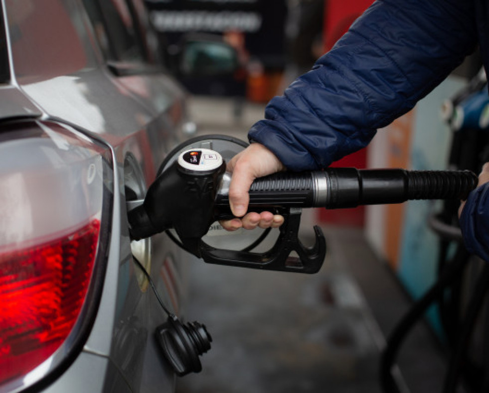 EuropaPress 4313536 hombre reposta gasolina gasolinera barcelona 11 marzo 2022 barcelona cataluna 11