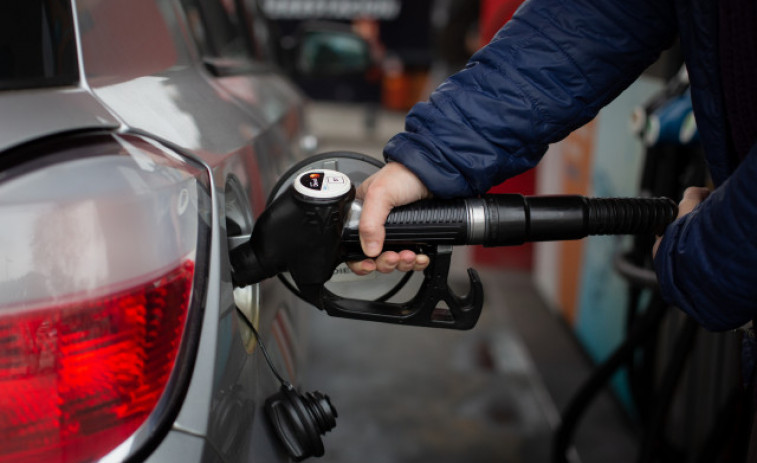 El precio de los carburantes se estanca esta semana pero la gasolina ya es más barata que hace un año