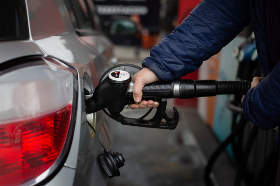 El precio de los carburantes se estanca esta semana pero la gasolina ya es más barata que hace un año