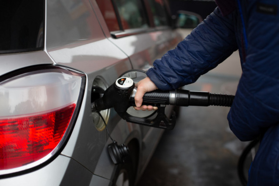 La gasolina y el gasóleo caen más de un 2 % y siguen en mínimos desde mayo