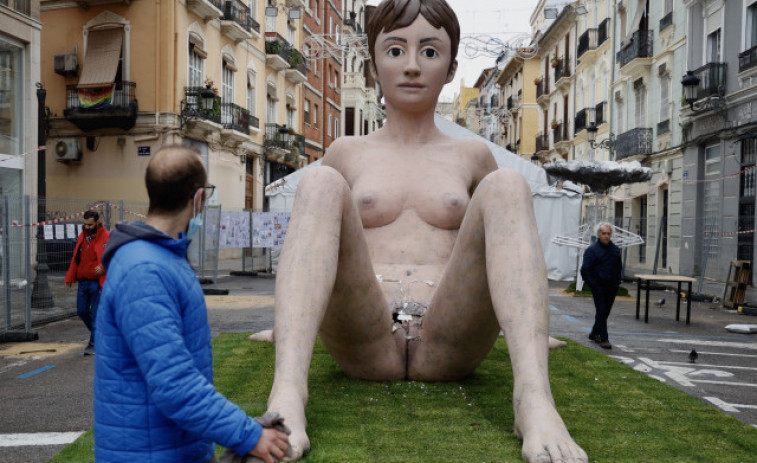 Destrozan la vagina de un monumento sobre el cuerpo femenino de la Falla Lepanto