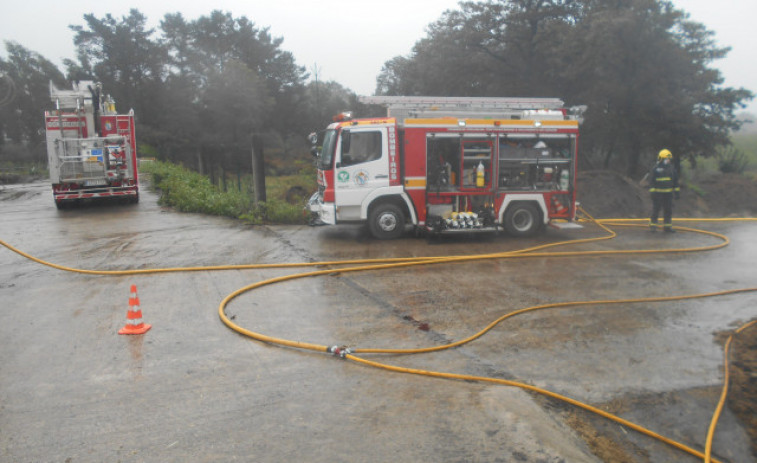 Herido un joven en un accidente en Negreira tras el que el coché se incendió