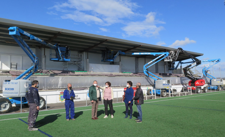 Los alumnos del obradoiro de empleo larachés mejoran el campo de fútbol de Paiosaco