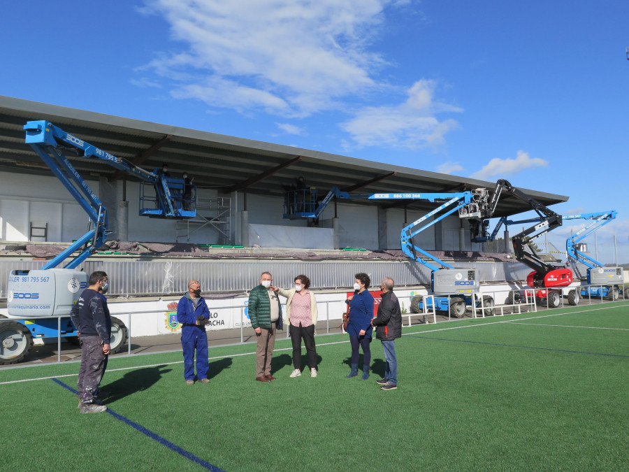 Los alumnos del obradoiro de empleo larachés mejoran el campo de fútbol de Paiosaco