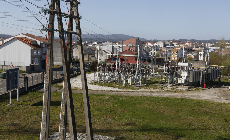 La distribuidora eléctrica de Naturgy, UFD, reformará la subestación de Carballo y soterrarará la línea de alta tensión