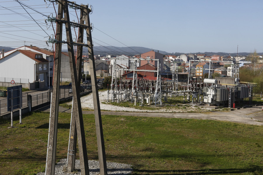 La distribuidora eléctrica de Naturgy, UFD, reformará la subestación de Carballo y soterrarará la línea de alta tensión