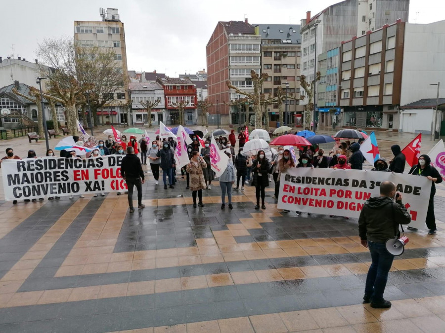 Manifestación en Carballo de las trabajadoras de la Domus Vi
