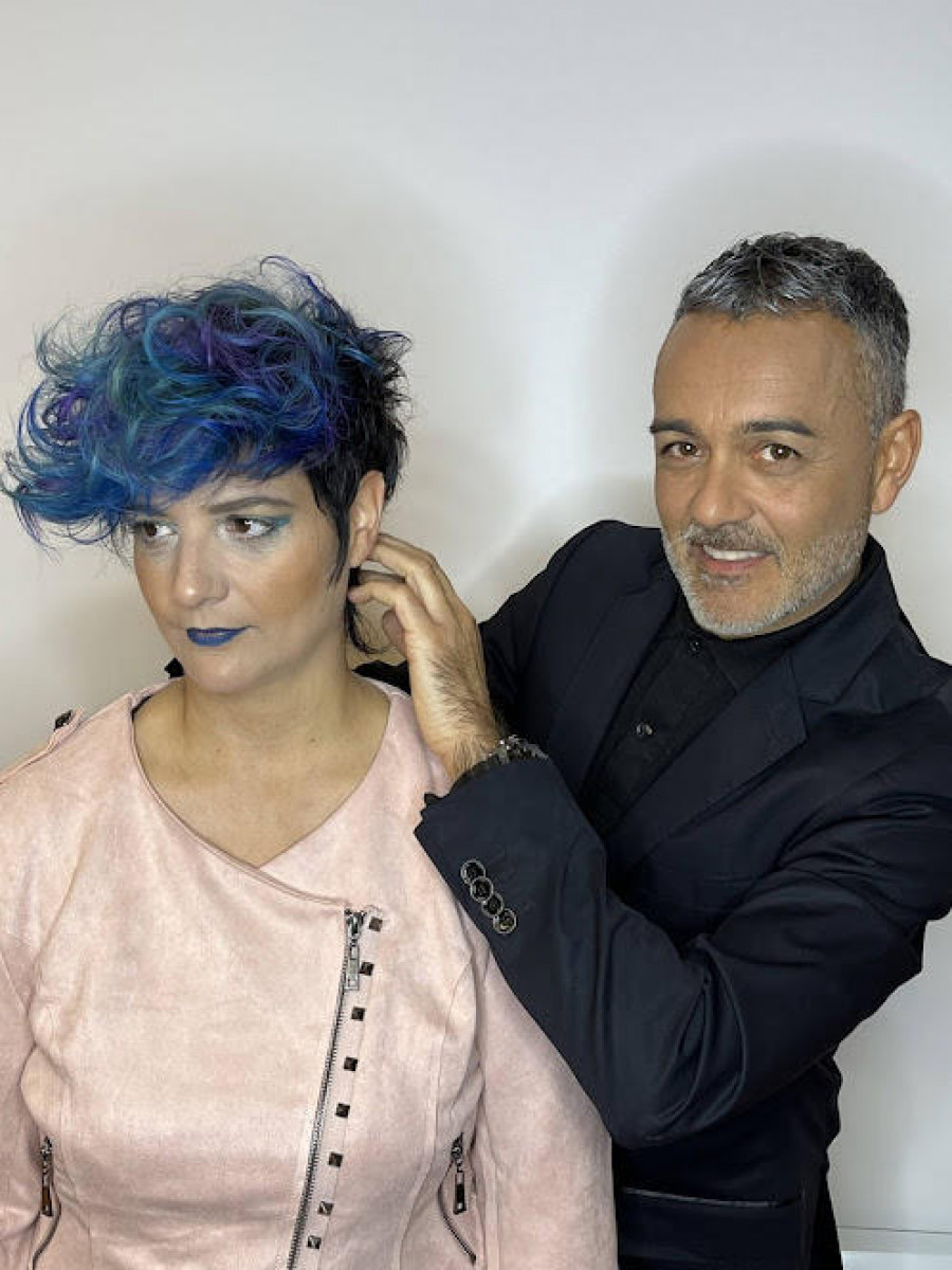 El peluquero Carlos Bardullas lleva su sistema de corte Ambidextra a Oviedo