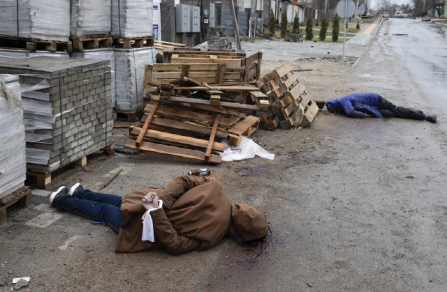 La UE prepara con "urgencia" más sanciones por "atrocidades" rusas en Ucrania