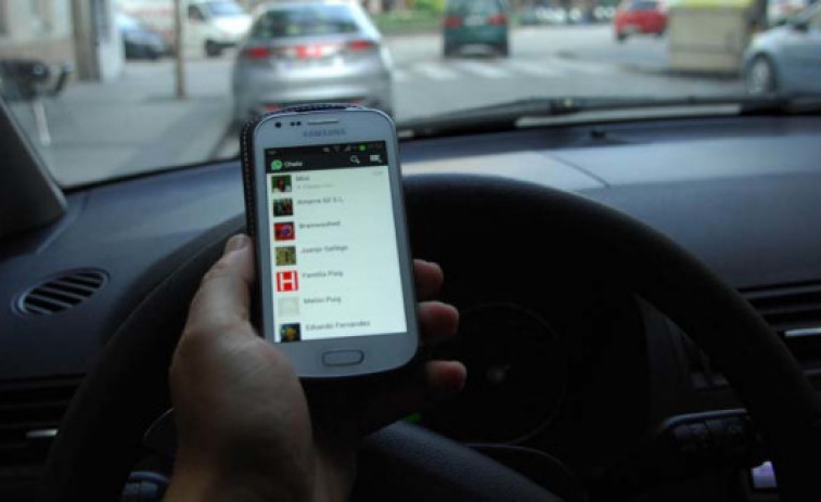 El 45% de los españoles admite utilizar el móvil mientras conduce