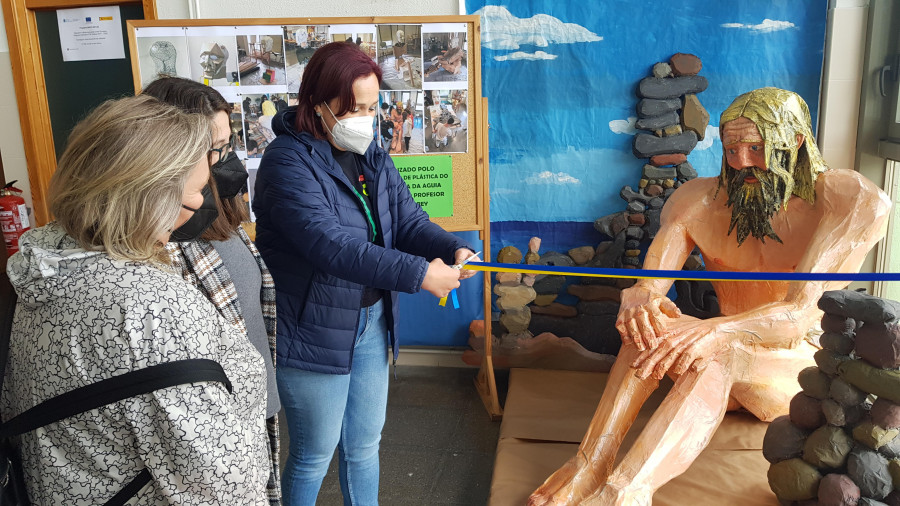 Una gran escultura de Man de Camelle se exhibe en el IES Pedra da Aguia