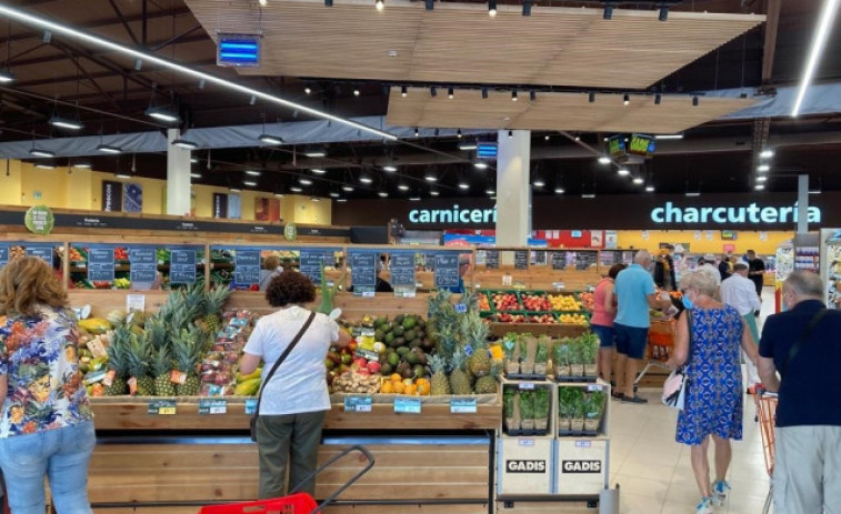 Un hombre entra en un supermercado de Poio con una escopa y dispara dentro