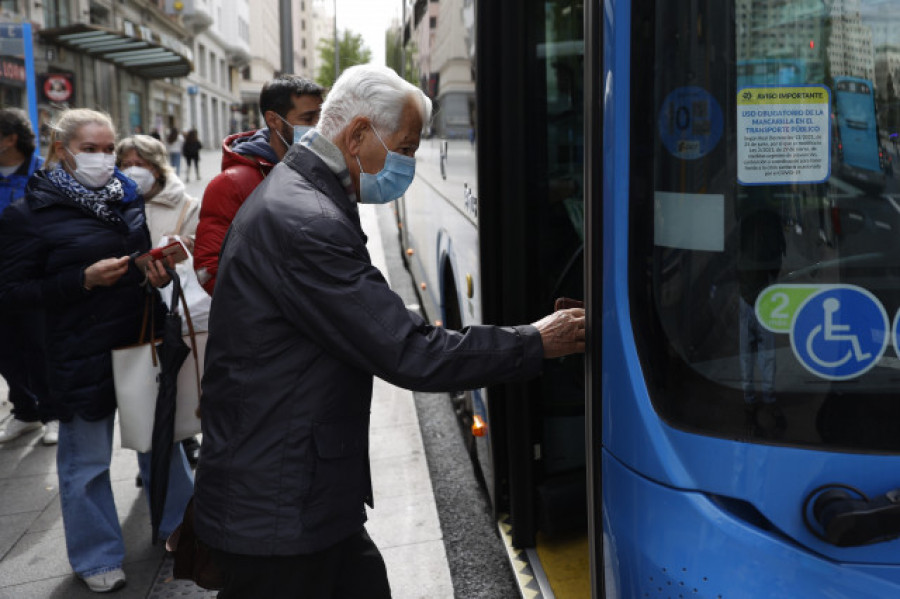 Expertos del CSIC abogan por mantener la mascarilla en el transporte público