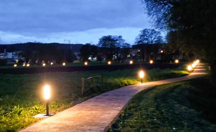 El Concello de Vimianzo instala setenta y cinco nuevas luminarias en el paseo fluvial