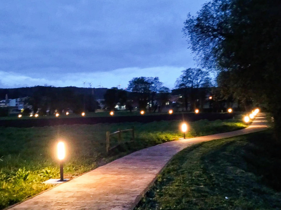 El Concello de Vimianzo instala setenta y cinco nuevas luminarias en el paseo fluvial