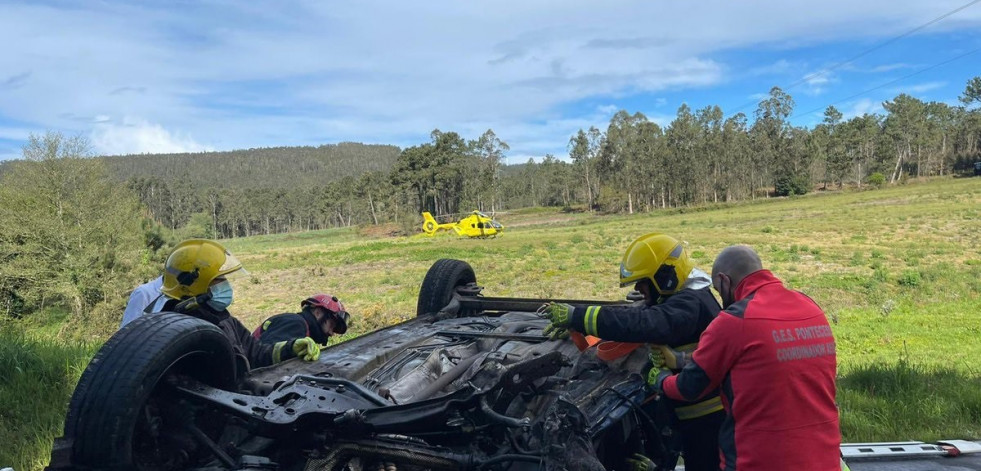 Dos personas heridas graves en un accidente de coche en Ponteceso