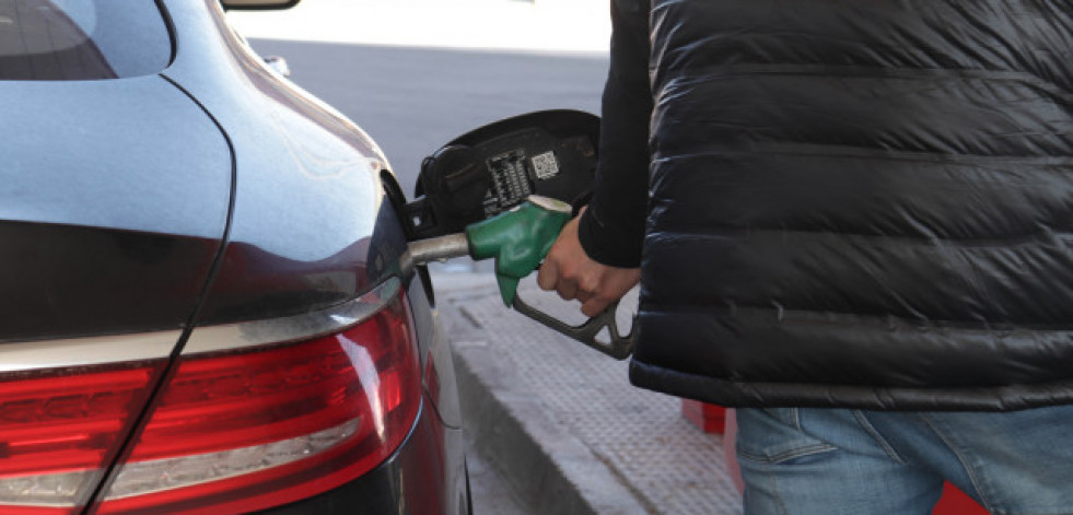 Los carburantes siguen a la baja y tocan precios mínimos del verano en pleno puente del 15 de agosto