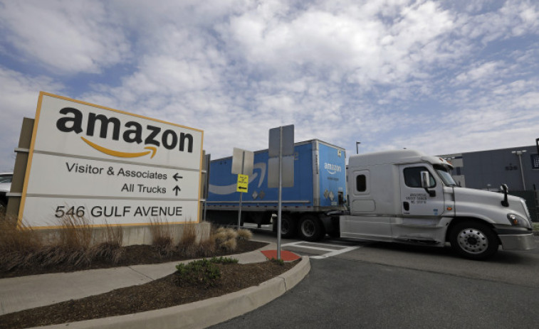 Un camión de Amazon derriba parte de un puente del siglo XVII en Palencia