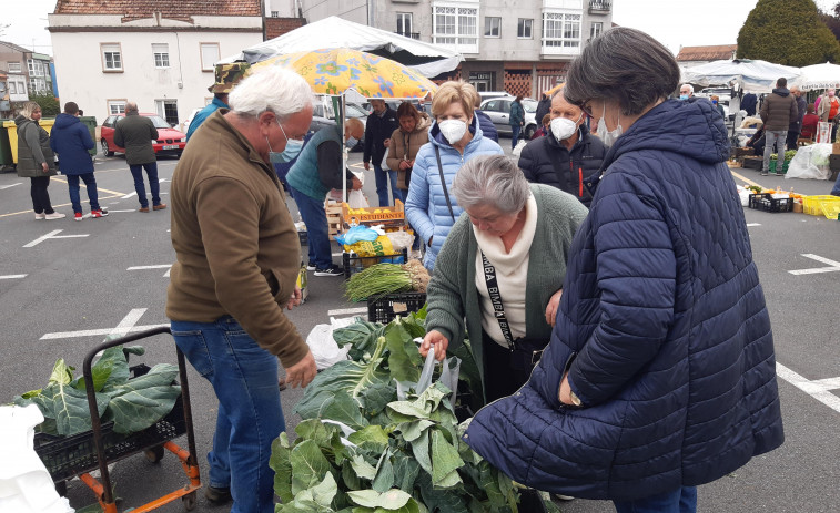 La patata nueva y los productos de temporada destacan en la feria de Paiosaco
