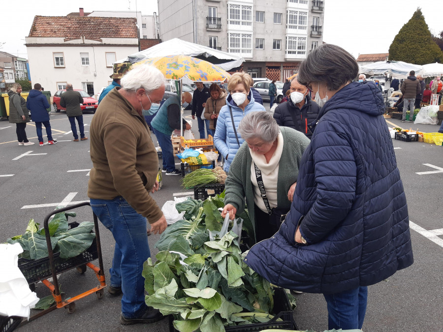 La patata nueva y los productos de temporada destacan en la feria de Paiosaco