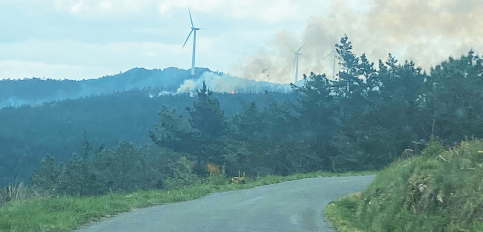 Extinguido el incendio forestal que arrasó 64 hectáreas en Camariñas