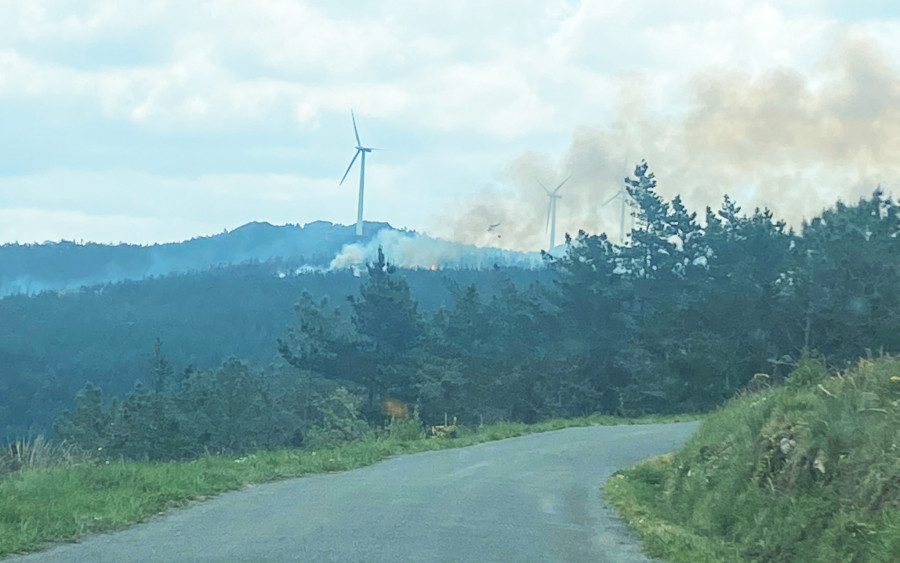 Extinguido el incendio forestal que arrasó 64 hectáreas en Camariñas