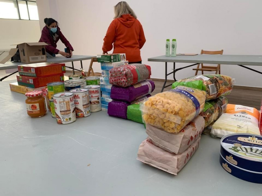 Los vecinos de Muxía denuncian que los alimentos donados para Ucrania siguen apilados