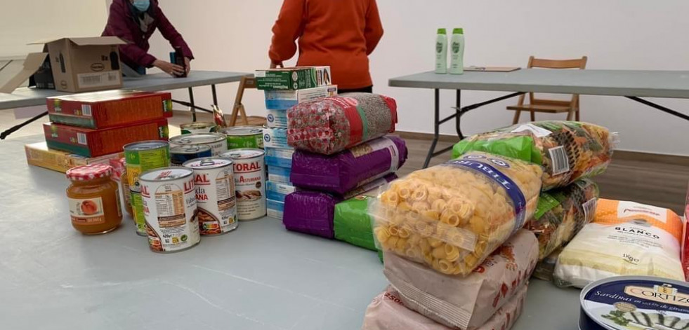 Los vecinos de Muxía denuncian que los alimentos donados para Ucrania siguen apilados
