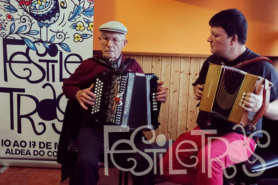 Varios artistas rinden tributo al acordeonista Pazos de Merexo en Fisterra