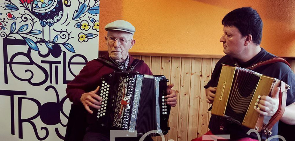Varios artistas rinden tributo al acordeonista Pazos de Merexo en Fisterra