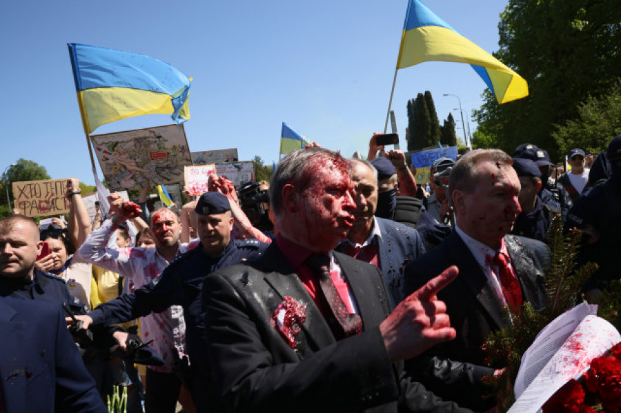 El embajador ruso, agredido en Varsovia con pintura roja