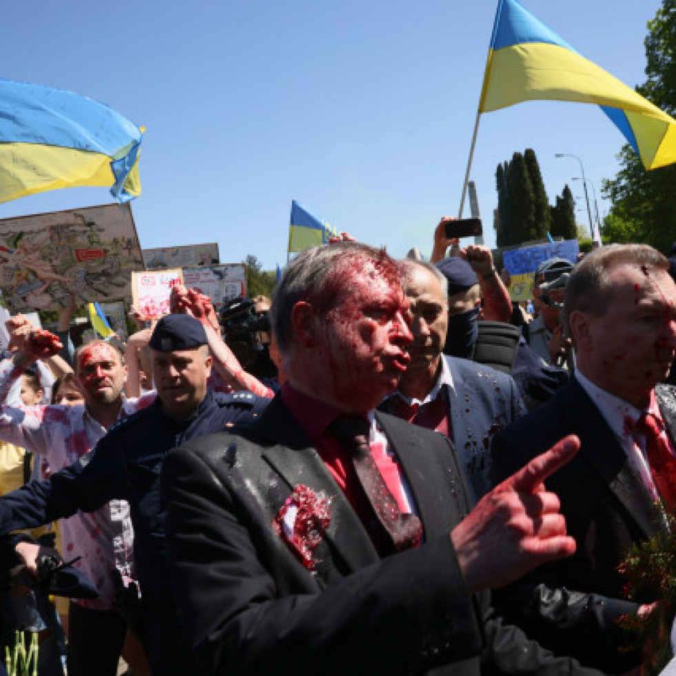 El embajador ruso, agredido en Varsovia con pintura roja